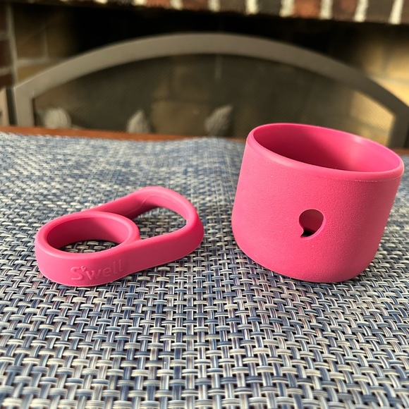 College of the Holy Cross 17oz/500ml S’Well Bottle with bumper and travel handle - Picture 8 of 9